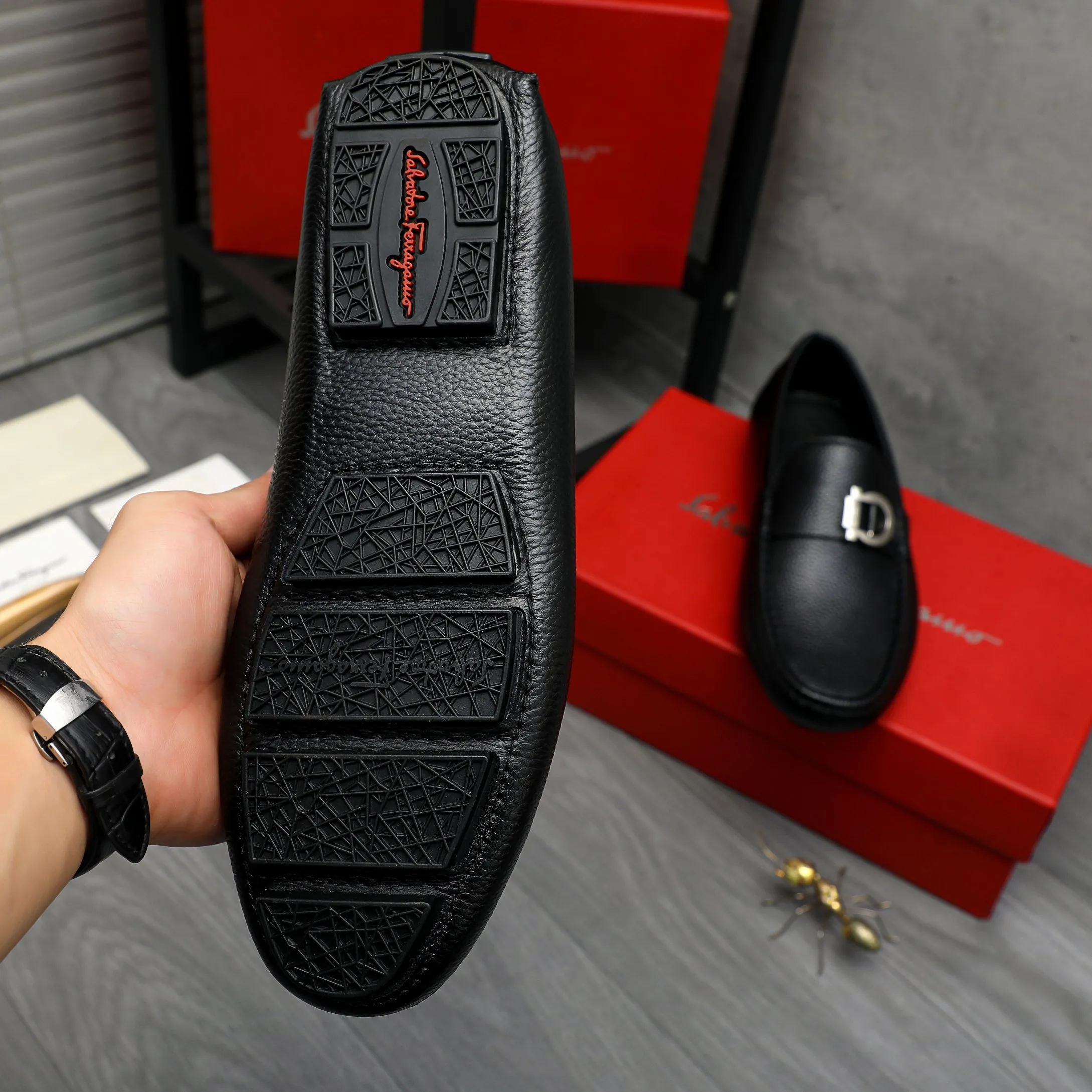 P420 Product trademark: Ferragamo [Ferragamo] Casual slip-on men's shoes Regular size: 38-44 Product material: Selected pebbled cowhide upper, sheepskin lining, original rubber outsole